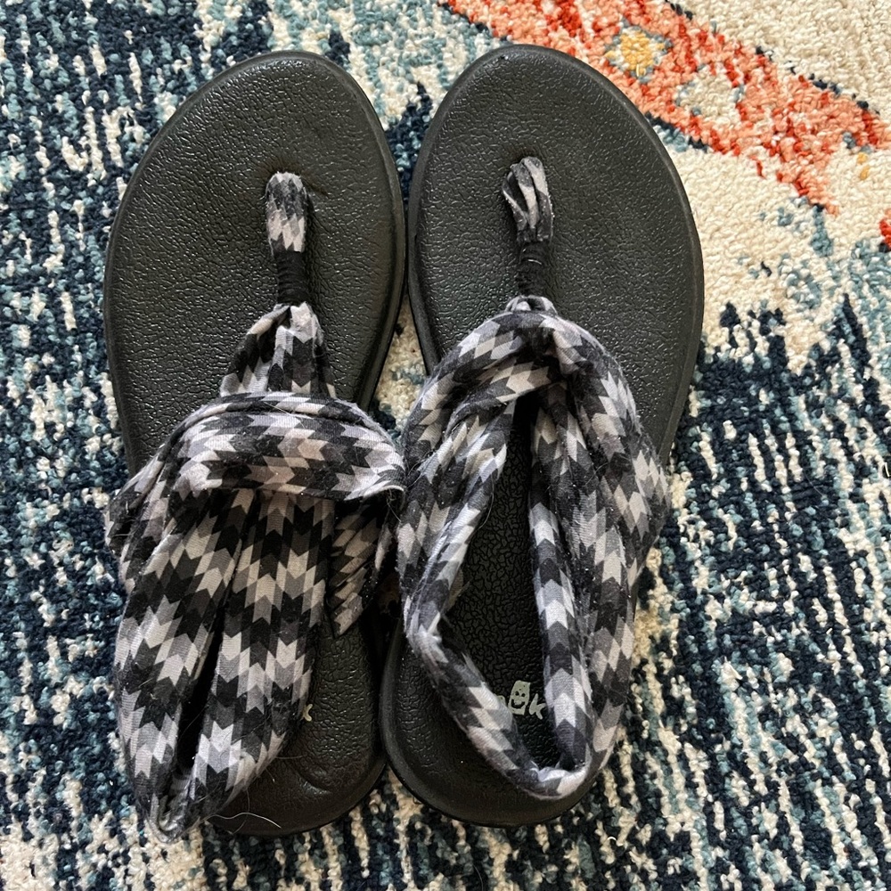 Black and white Sanuk sandals, kids 4/5